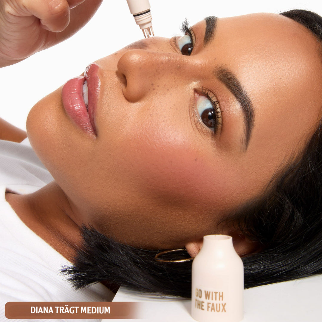 Veganer, tierversuchsfreier Sommersprossen Stempel für Damen; kreiert natürliche Freckles für das Gesicht.
