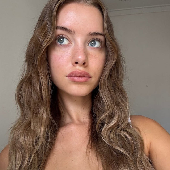 Dieser Sommersprossen Stempel kreiert individuelle, natürliche Freckles für einen vielseitigen Make-up-Look.