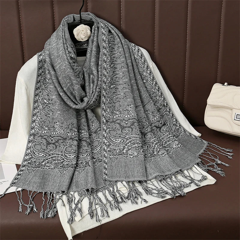 Eleganter Kaschmirgefühl Schal, luxuriöses Highlight für Damen.