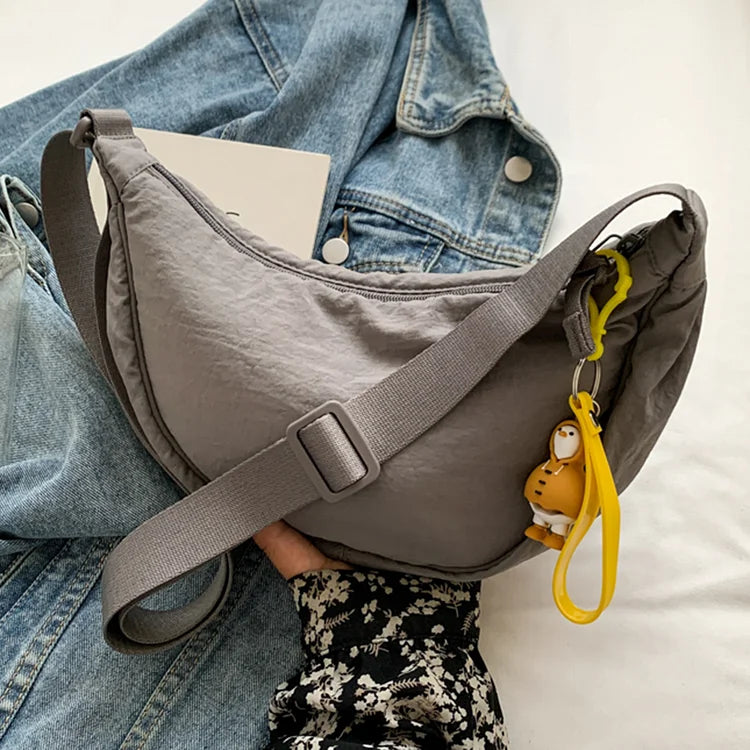 Trend-Tasche für Damen: Die leichte Knödeltasche als vielseitiges Accessoire.