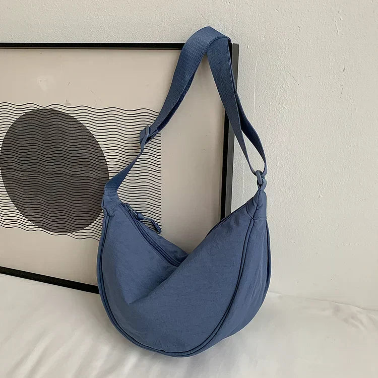 Stilvolle Begleiterin: Knödeltasche als moderne Schultertasche für Damen.