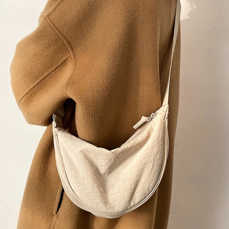 Damen-Accessoire: Die schicke Knödeltasche als Umhänge- oder Schultertasche.
