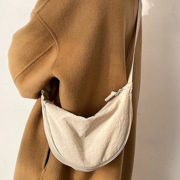 Damen-Accessoire: Die schicke Knödeltasche als Umhänge- oder Schultertasche.