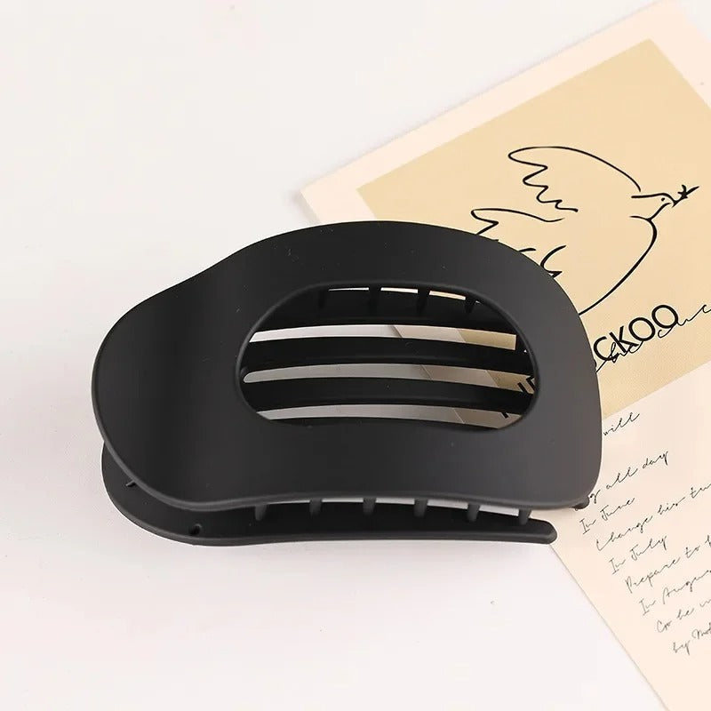 Komfort Haarklammer für Damen, sicherer Halt ohne Ziepen. Elegantes Accessoire, minimalistisches Design.