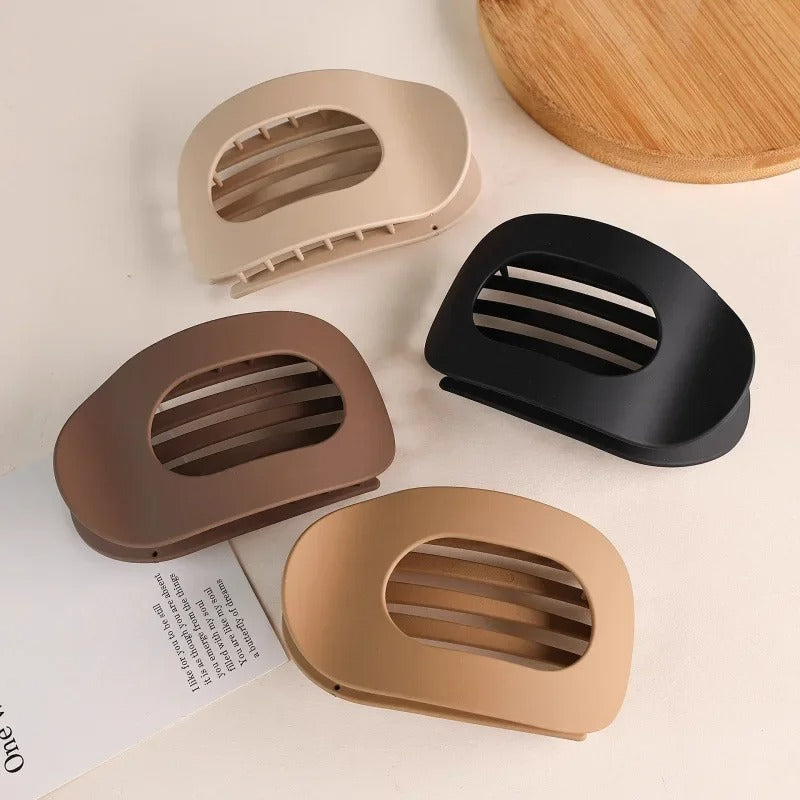 Beiger Damen Komfort Haarclip. Eleganter Haarschmuck mit sicherem Halt, kein Ziepen. Minimalistisches Design.
