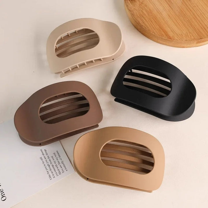 Beiger Damen Komfort Haarclip. Eleganter Haarschmuck mit sicherem Halt, kein Ziepen. Minimalistisches Design.
