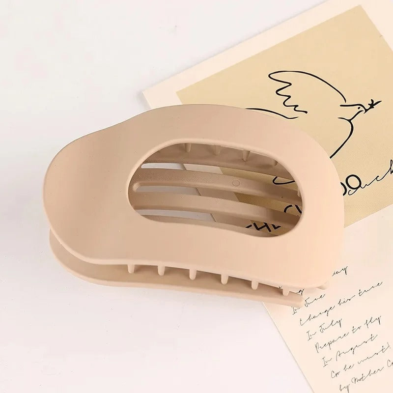 Schwarzer Damen Komfort Haarclip. Eleganter Haarschmuck, sicherer Halt ohne Ziepen. Zeitloses Accessoire.