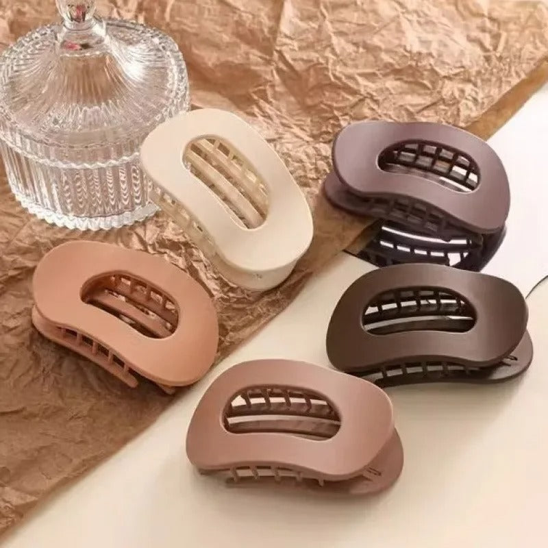 Brauner Damen Komfort Haarclip. Natürliches Haarschmuck, sicherer Halt, minimalistisches Design, kein Ziepen.