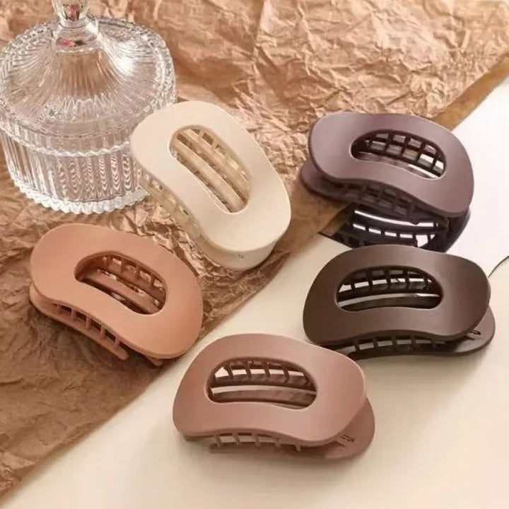 Brauner Damen Komfort Haarclip. Natürliches Haarschmuck, sicherer Halt, minimalistisches Design, kein Ziepen.