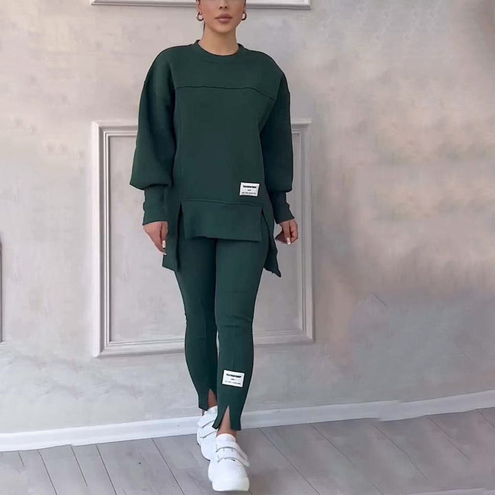 Modernes Damen Outfit Elin: Lässiger Kapuzenpullover & passende Leggings für Damen Komfort.