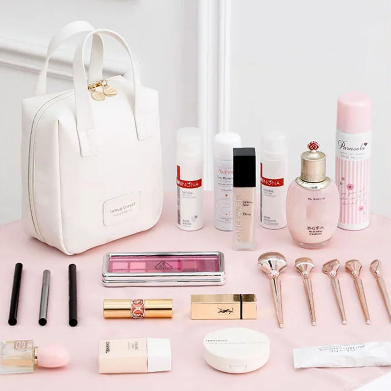 Elegante Kosmetiktasche mit viel Stauraum, perfekt für Reisen und Damenkosmetik.