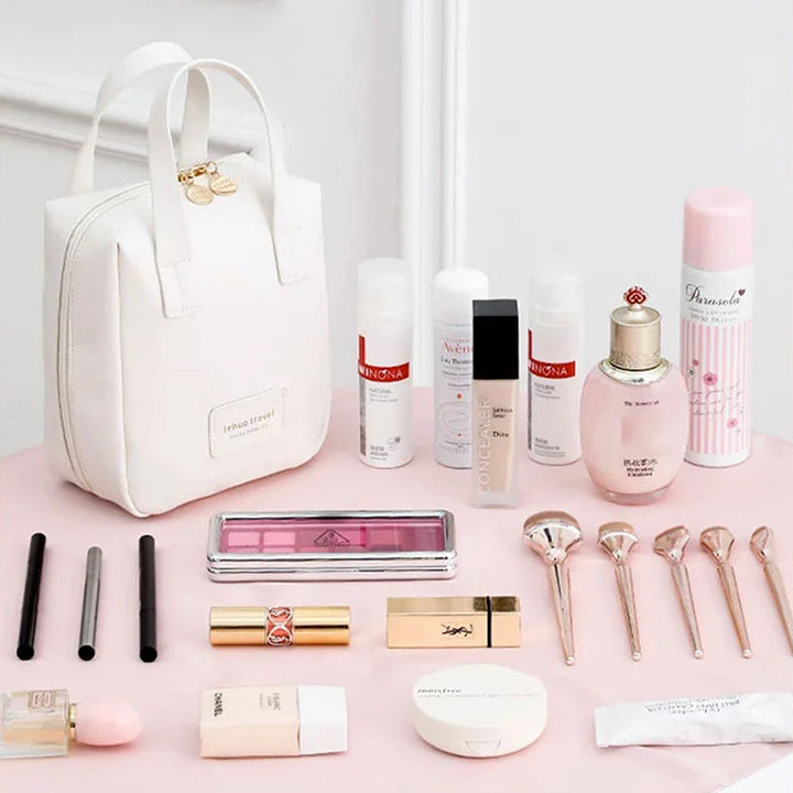 Elegante Kosmetiktasche mit viel Stauraum, perfekt für Reisen und Damenkosmetik.