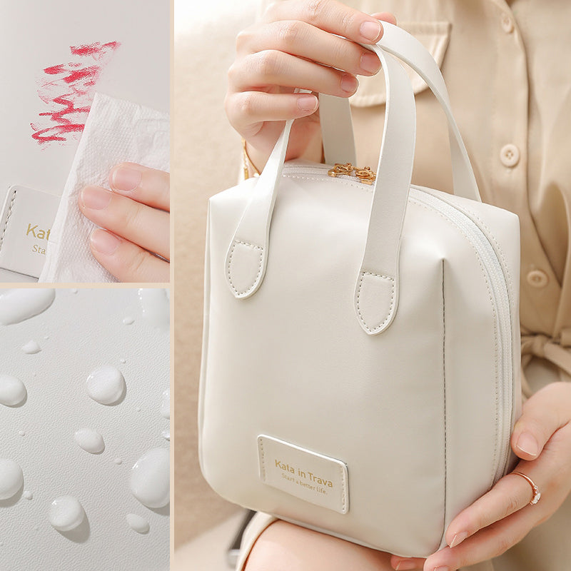 Geräumige Kosmetiktasche für unterwegs, ideal zur Aufbewahrung von Make-up & Pflege.