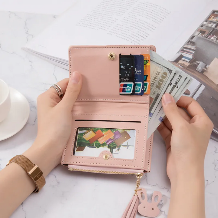 Trendiges Damen Accessoire: kompaktes Portemonnaie mit Quaste, Reißverschluss & vielen Fächern.