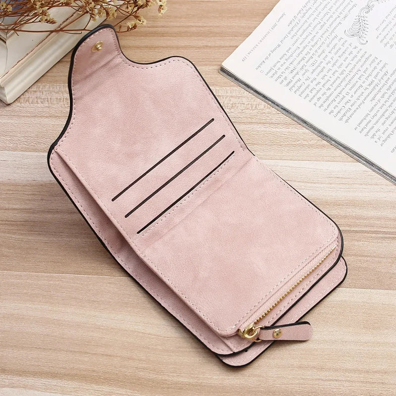 Handliche Damen Kurze Geldbörse, ein stilvolles Accessoire. Kompaktes Portemonnaie für organisiertes Reisen.