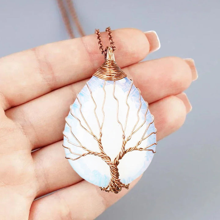 Handgefertigte Lebensbaum Halskette aus Kupfer mit blauem Opal. Spiritueller Damenschmuck.