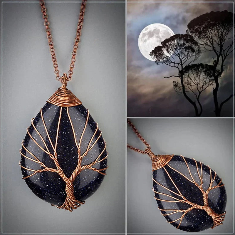 Damen Halskette mit Lebensbaum Anhänger und Opal, als modisches Accessoire getragen.