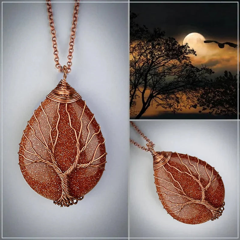 Glänzende Lebensbaum Halskette für Damen mit Opal und Edelstein in warmer Lichtstimmung.