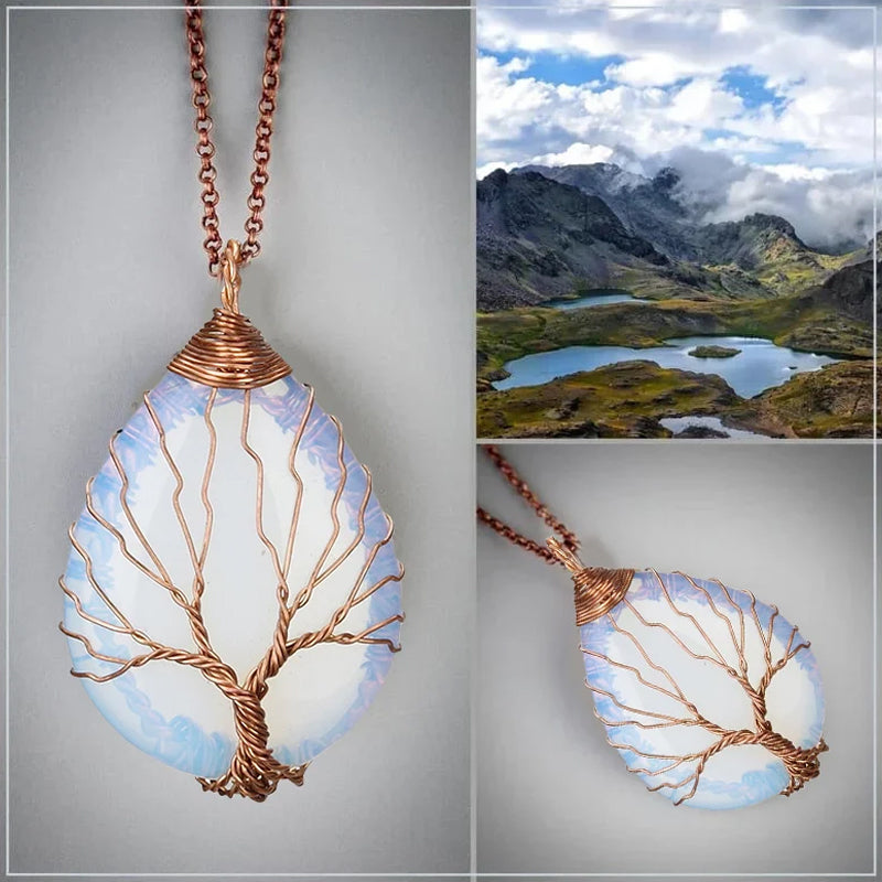 Geschenkidee: Spirituelle Lebensbaum Halskette aus Kupfer mit Opal und Edelstein für Damen.