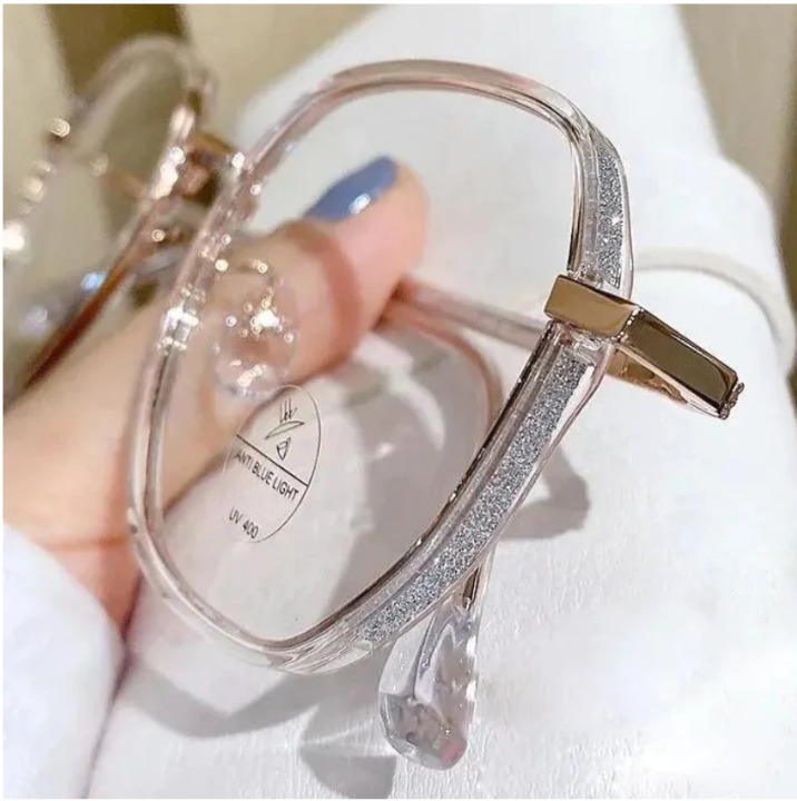 Damen Lesebrille im Vintage-Stil auf einem geöffneten Buch. Optimale Lesehilfe für entspanntes Lesen.