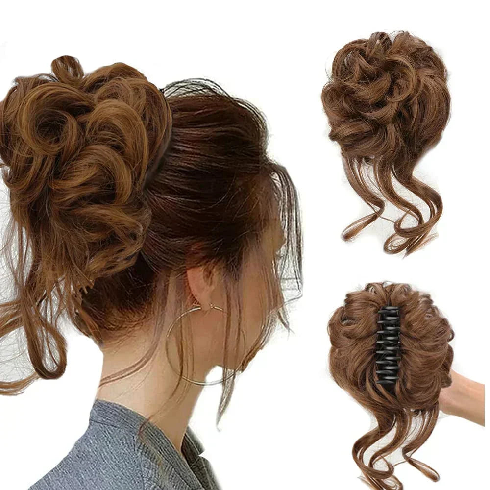 Model mit elegantem lockigem Dutt Haarteil und Klammer, perfekt für eine schicke Hochsteckfrisur.