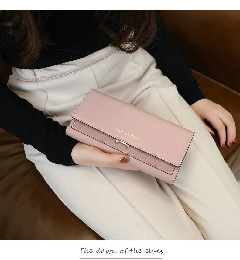 Geschlossene elegante Damen Geldbörse in luxuriöser Ausführung, passend für stilvolle Auftritte.