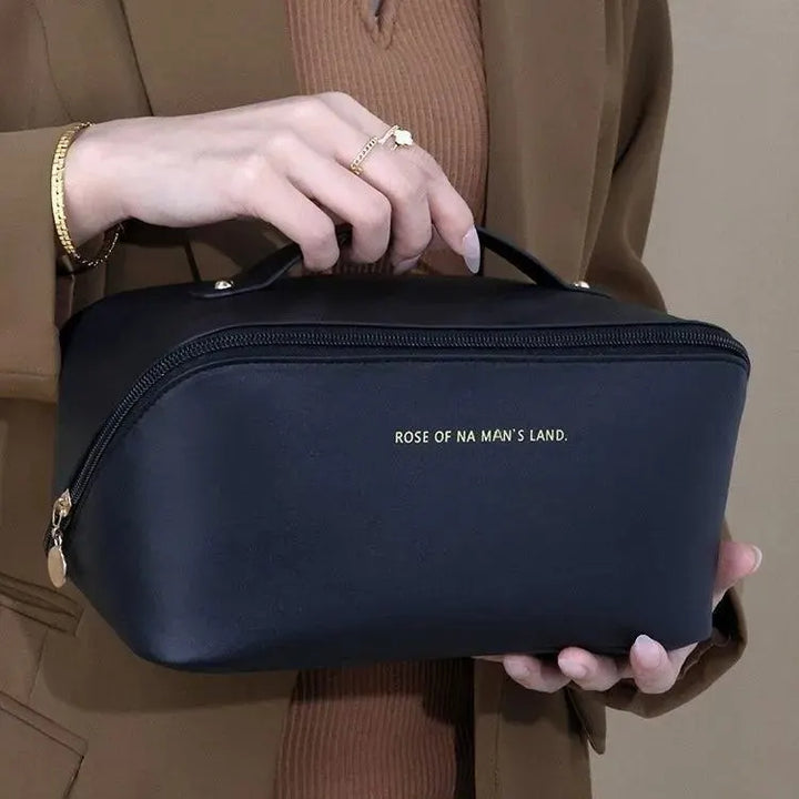 Kompakter Luxus Make-up Organizer, perfekte Damen Kosmetiktasche für stilvolle Reisen.