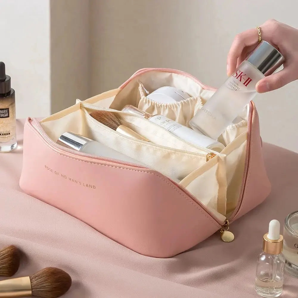 Geschenkidee für Frauen: luxuriöser Make-up Organizer & elegante Reise-Kosmetiktasche.