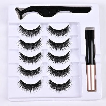 Kosmetik für Damen: Kleberfreie, magnetische Wimpern für schnelles und schönes Augen Make-up.