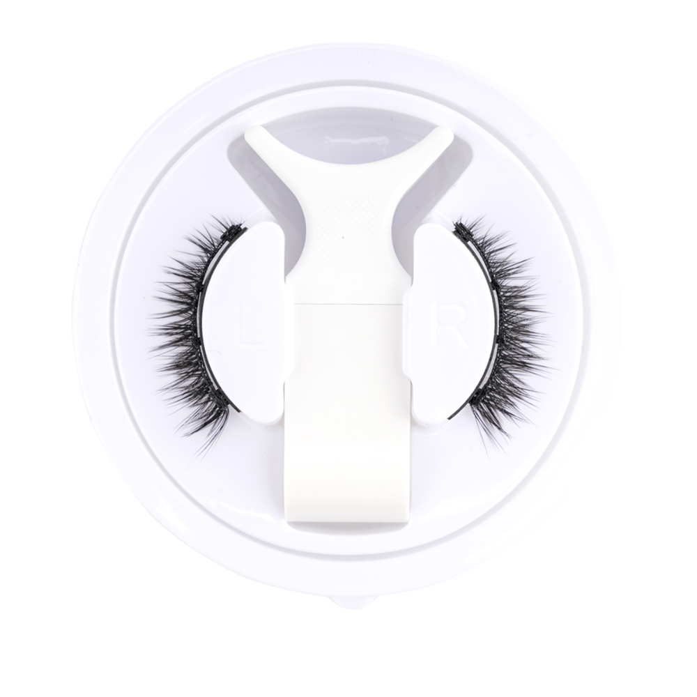 Damen Magnetwimpern für natürliches 3D Volumen, kleberfrei, hypoallergen und angenehm zu tragen.
