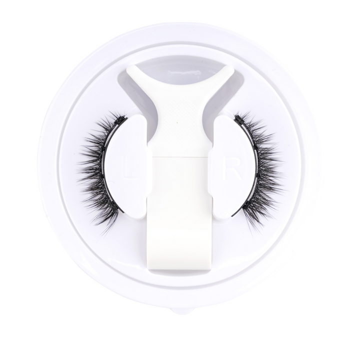 Damen Magnetwimpern für natürliches 3D Volumen, kleberfrei, hypoallergen und angenehm zu tragen.