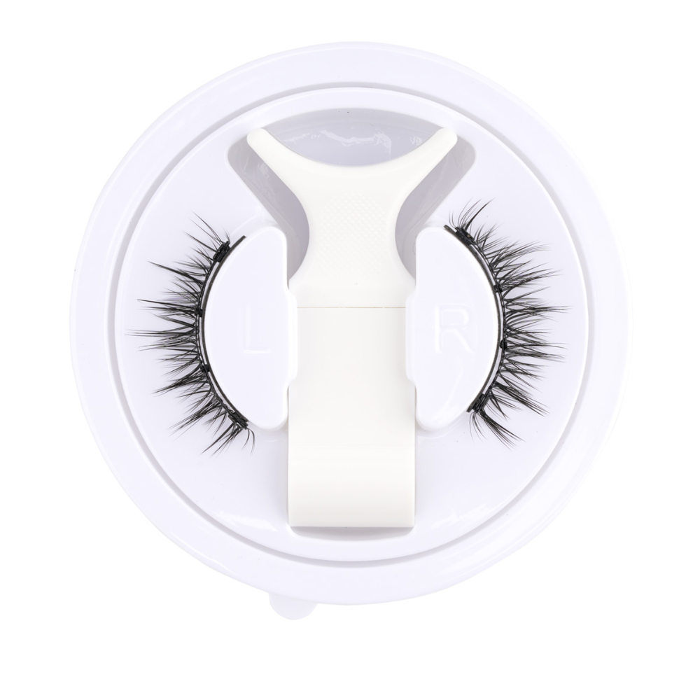 Kosmetik-Set: Elegante Magnet-Kunstwimpern für Damen, kleberfrei, betonen die Augen und sind wiederverwendbar.