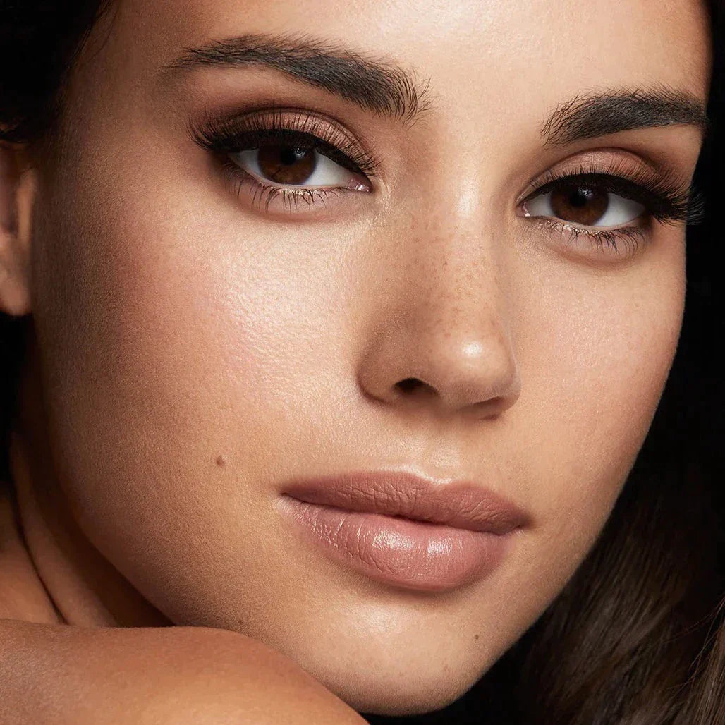 Natürlich aussehende magnetische Wimpern für Damen. Einfache Anwendung, kein Kleber, für einen schönen Augenaufschlag.