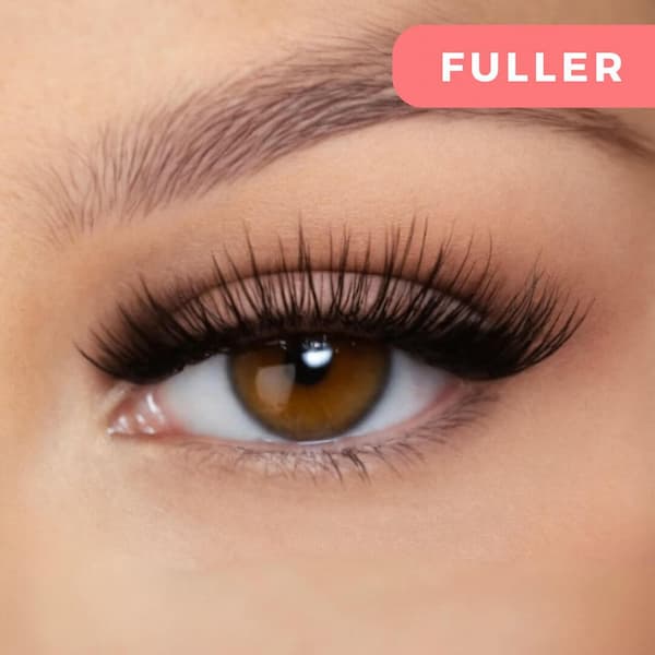 Nahaufnahme von weichen magnetischen Wimpern für Damen. Künstliche Wimpern ohne Kleber für voluminösen Augenaufschlag.
