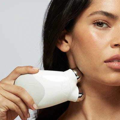 Tragbares Mikroströme Gesichtsmassagegerät für Anti-Aging, Hautverjüngung und Faltenreduzierung.
