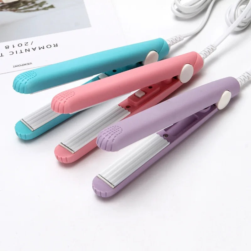 Kompakter 2-in-1 Mini Lockenstab & Glätteisen mit Keramikplatten für sanftes, schnelles Damen-Haarstyling.