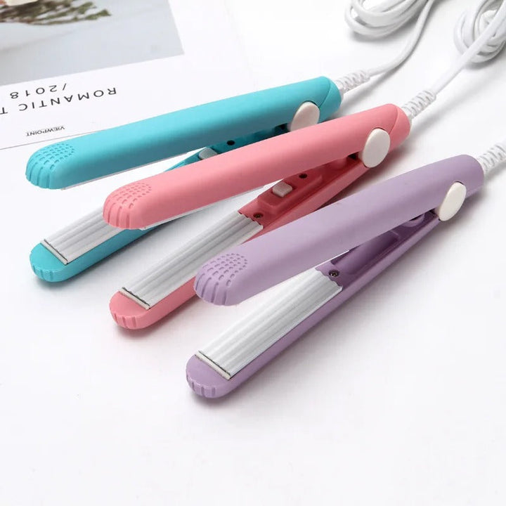 Kompakter 2-in-1 Mini Lockenstab & Glätteisen mit Keramikplatten für sanftes, schnelles Damen-Haarstyling.