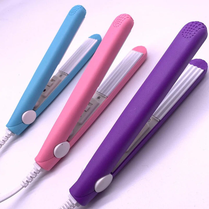 Reisefreundlicher 2-in-1 Mini Lockenstab & Glätteisen für Damen. Schnelles, effektives Hairstyling zu Hause & auf Reisen.