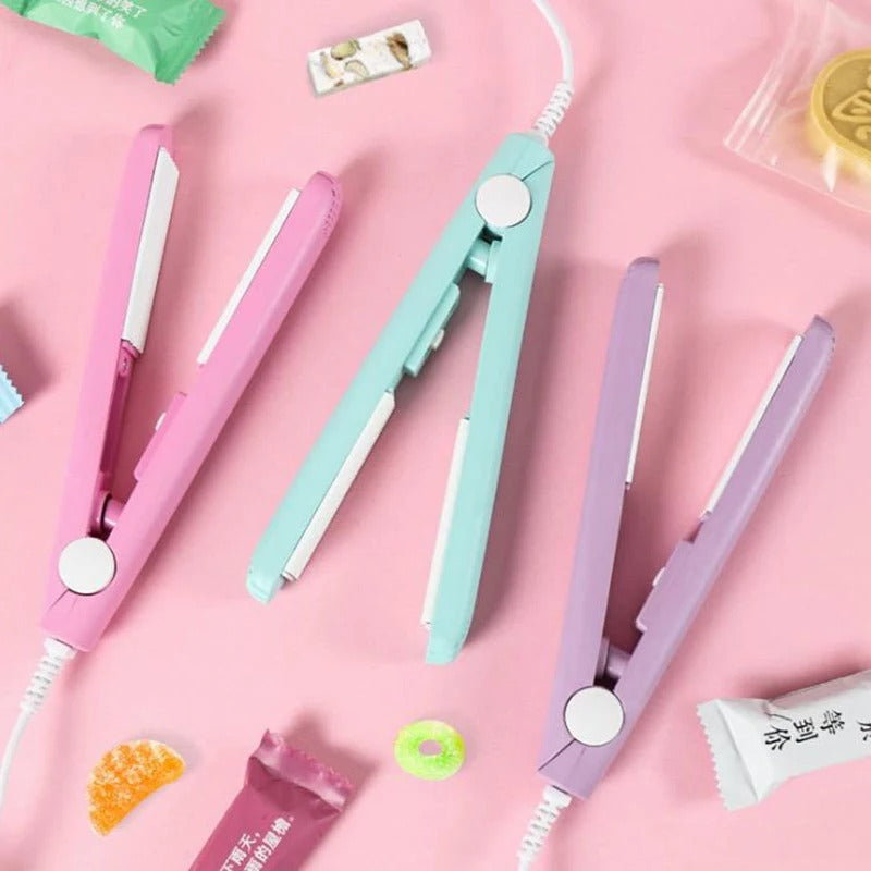 Lila 2-in-1 Mini Lockenstab & Glätteisen für Damen. Reisefreundliches Haartool für schnelles, vielseitiges Styling.