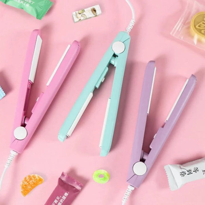 Lila 2-in-1 Mini Lockenstab & Glätteisen für Damen. Reisefreundliches Haartool für schnelles, vielseitiges Styling.
