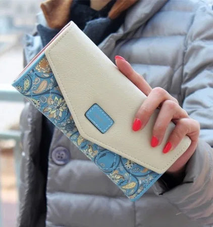 Fashionable Damen Geldbörse als Organizer mit mehreren Fächern, passend für Karten, Geld und Handy.