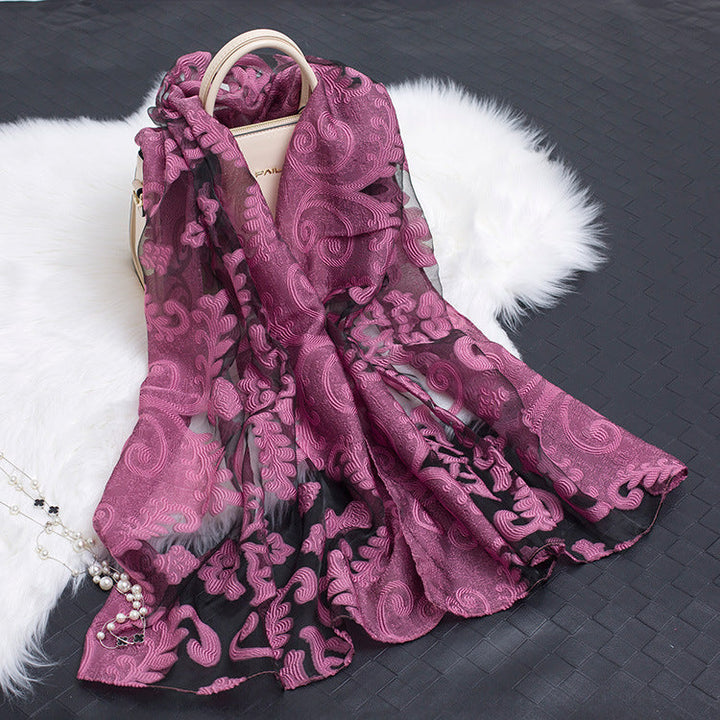 Schwarzer Damen Organza Schal mit elegantem Blumenmuster, als Hohlmuster, ideal für Abendgarderobe.