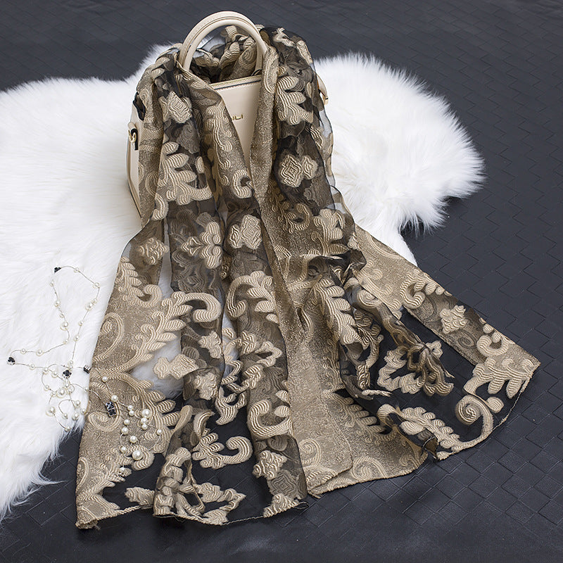 Grauer Organza Schal für Damen mit modernem Blumen-Hohlmuster, edel & vielseitig tragbar.