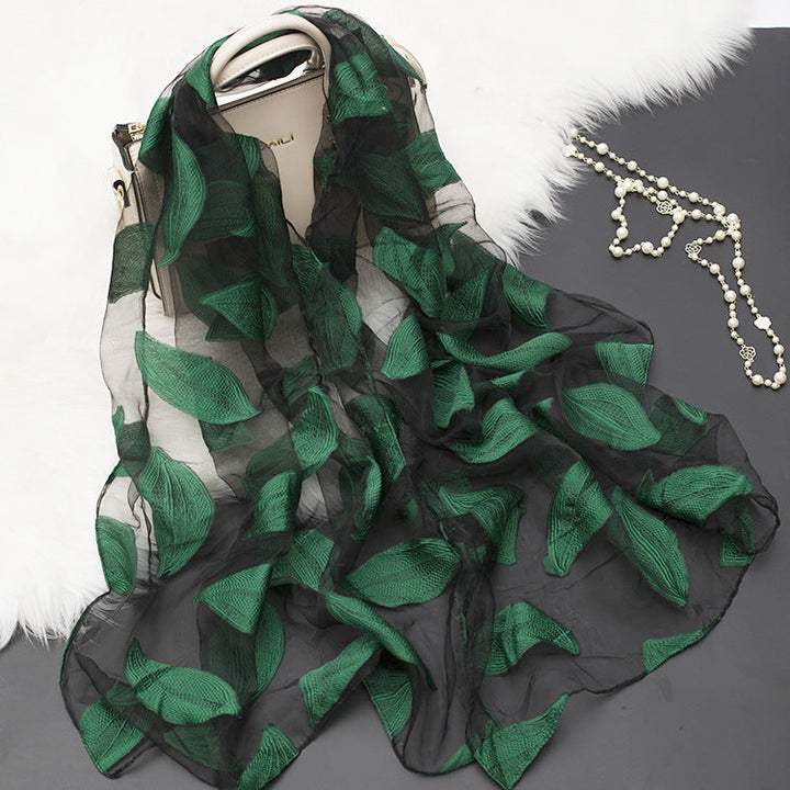Mintfarbener Organza Damenschal mit detailliertem Blumenmuster, luftig & feminin, Frühlings-Highlight.