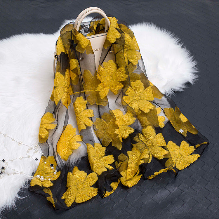 Korallfarbener Damen Organza Schal mit Blüten-Design, leicht & sommerlich, setzt Farbakzente.