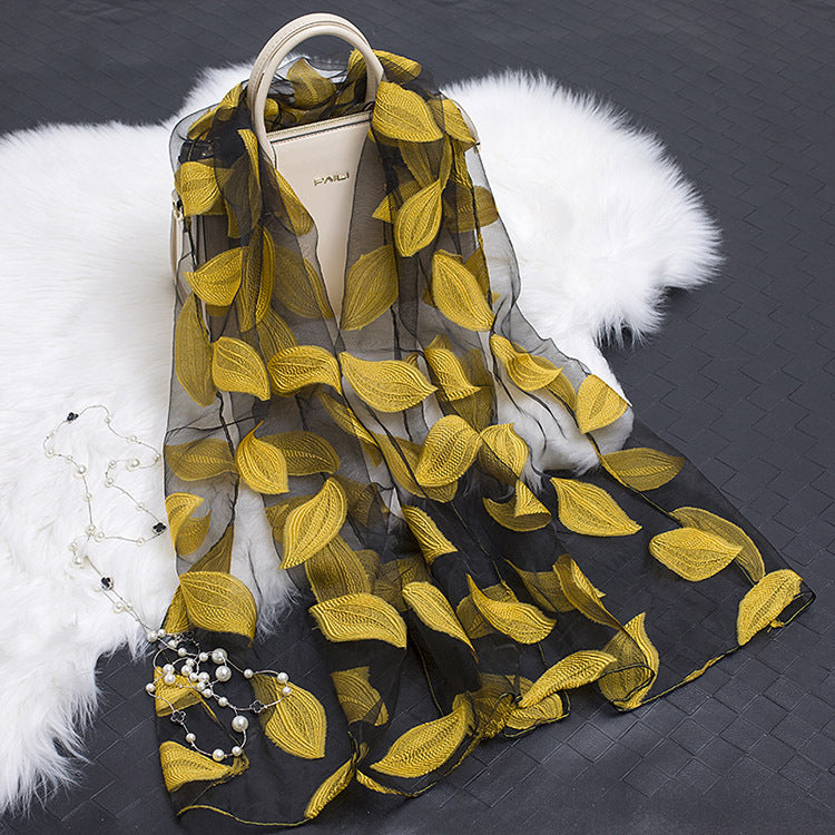 Goldener Organza Damenschal mit Blumenmuster, schimmernd & elegant, perfekt für festliche Anlässe.