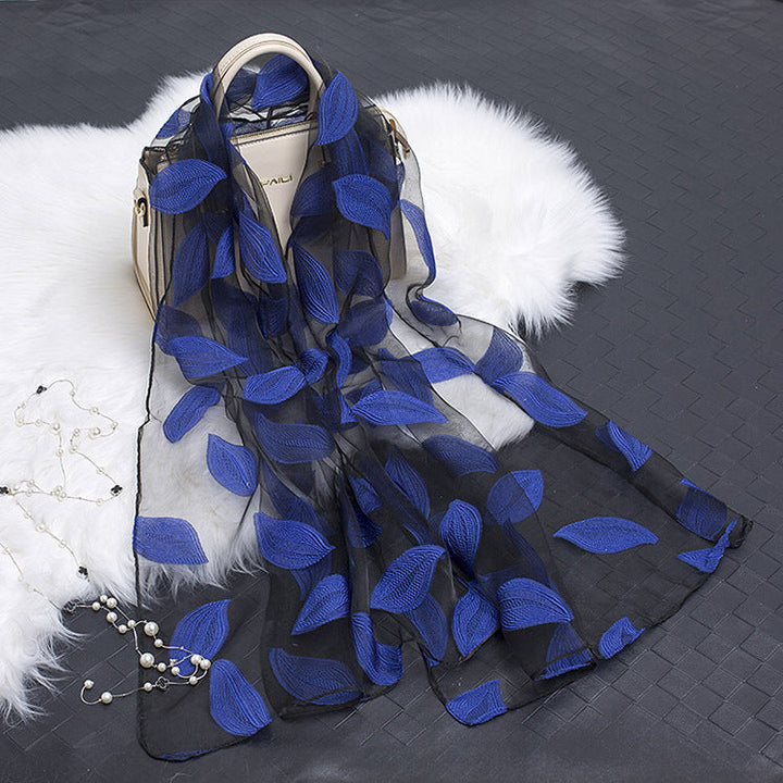 Silberfarbener Organza Schal für Damen mit Blumen, leicht glänzend, ideal als Abend-Accessoire.