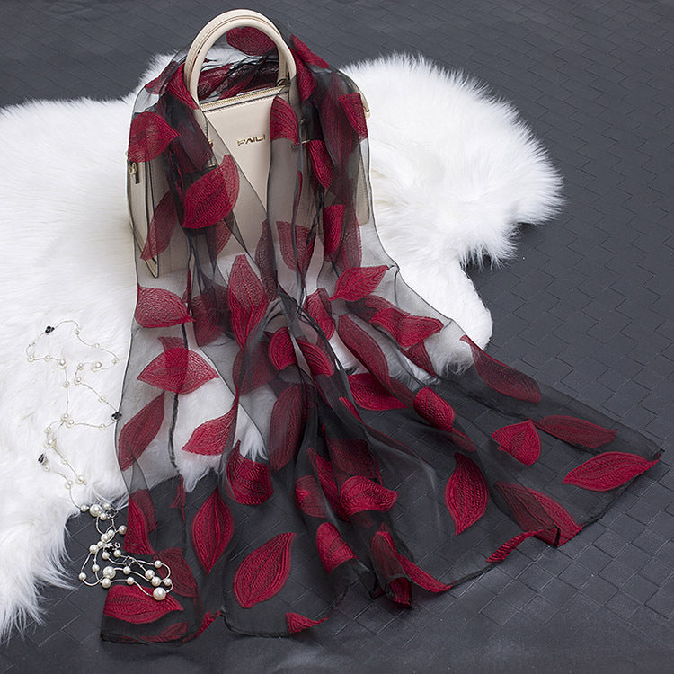 Roter Organza Damenschal mit feinem Blumenmuster & Hohlmuster, stilvoll für Sommerabende.