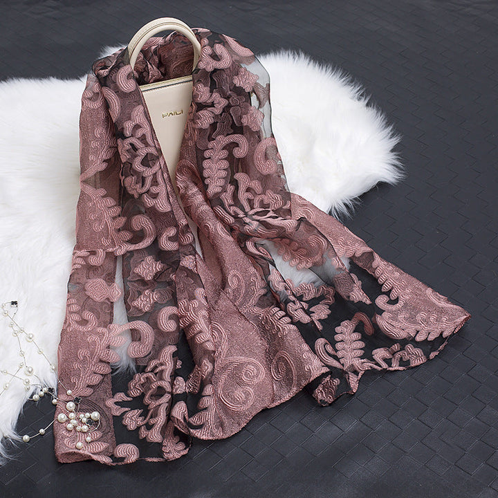 Klassischer Organza Damenschal mit Blumenmuster, in zeitlosem Beige, elegant & dezent.
