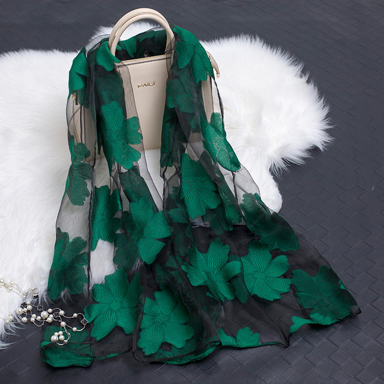 Grauer Organza Damenschal mit feinem Blumenmuster, vielseitig für Büro oder Freizeit.